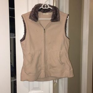 Casual cream colored vest with gray fur collar